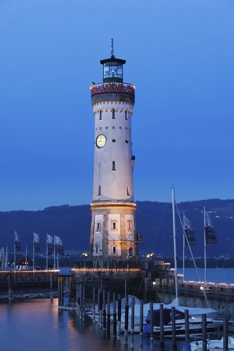 Gerahmter Druck : Leuchtturm am Hafen bei Dämmerung. Gerahmter Druck : Leuchtturm am Hafen bei Dämmerung.