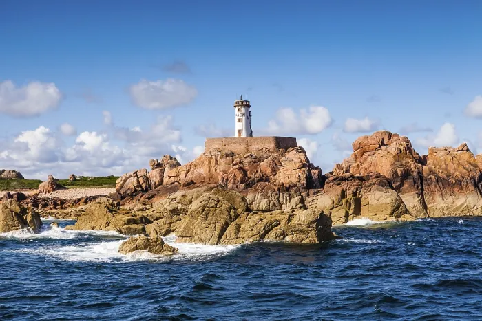 Gerahmter Druck : Leuchtturm auf der Ile de Brehat, Pink Granitküste, Bretagne, Frankreich