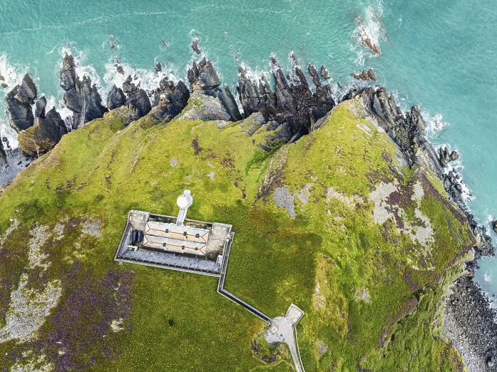 Gerahmter Druck : Top Down über The Lighthouse Keepers Cottage von einem Drohne. Gerahmter Druck : Top Down über The Lighthouse Keepers Cottage von einem Drohne.