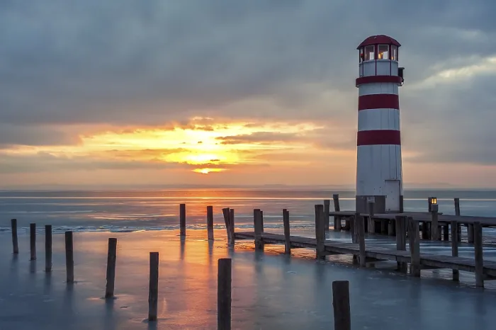 Gerahmter Druck : Leuchtturm am See Gerahmter Druck : Leuchtturm am See