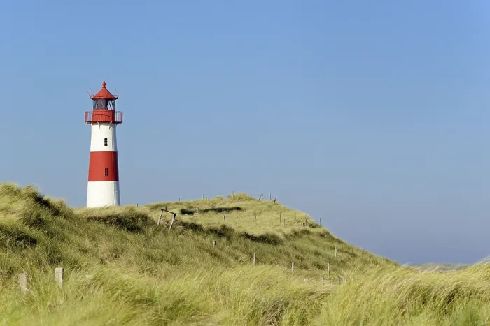Gerahmter Druck : Leuchtturm Liste-Ost in den Dünen Gerahmter Druck : Leuchtturm Liste-Ost in den Dünen