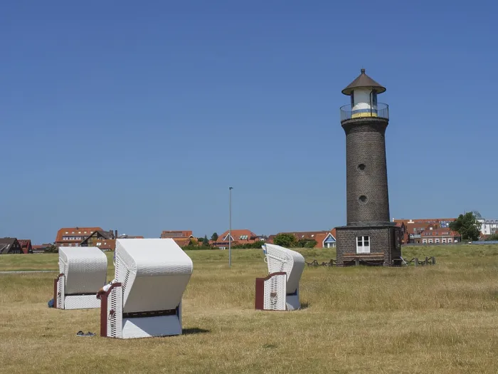 Gerahmter Druck : Ein Leuchtturm mitten in einem Wiesenfeld. Gerahmter Druck : Ein Leuchtturm mitten in einem Wiesenfeld.
