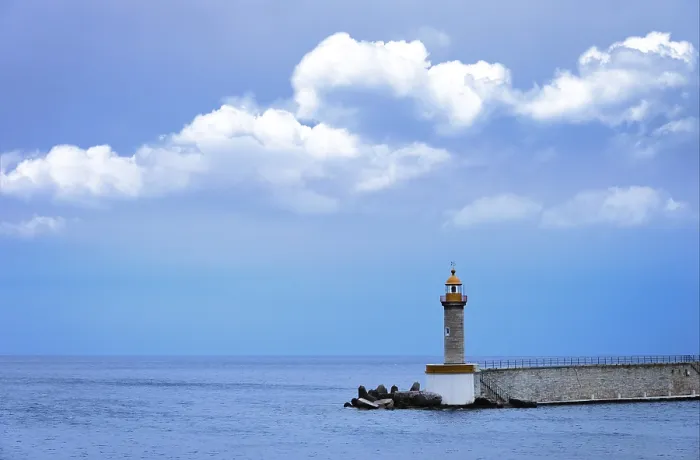 Gerahmter Druck : Ein Leuchtturm auf dem Ufer eines Piers. Gerahmter Druck : Ein Leuchtturm auf dem Ufer eines Piers.
