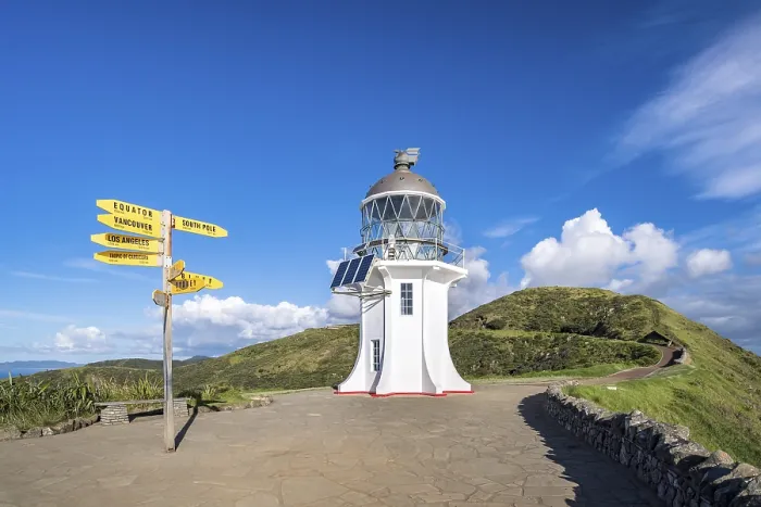 Gerahmter Druck : Leuchtturm mit Wegweisern am Kap Reinga.
