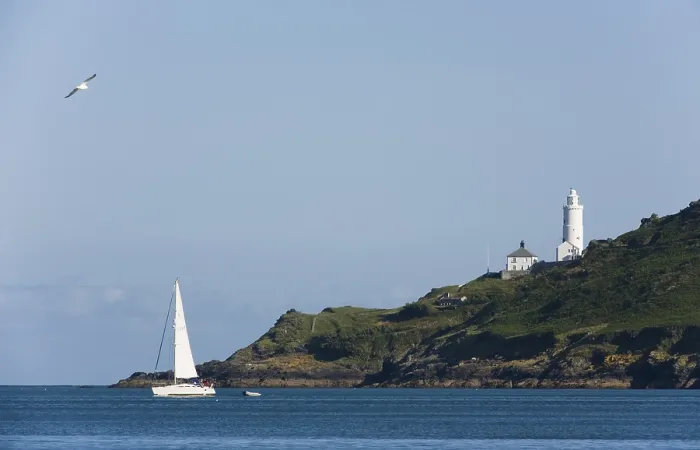 Gerahmter Druck : Leuchtturm von Start Point, Segelboot vorne. Gerahmter Druck : Leuchtturm von Start Point, Segelboot vorne.
