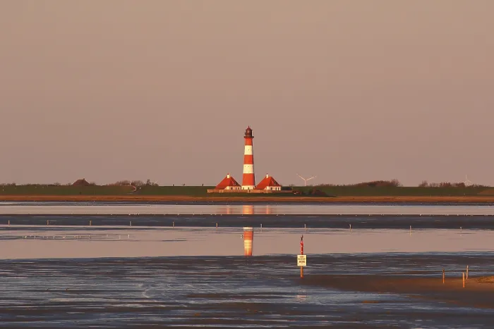 Gerahmter Druck : Leuchtturm Westerheversand bei Abendlicht. Gerahmter Druck : Leuchtturm Westerheversand bei Abendlicht.