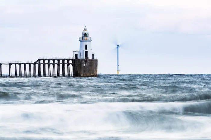 Gerahmter Druck : Leuchtturm und Windmühle im Meer. Gerahmter Druck : Leuchtturm und Windmühle im Meer.