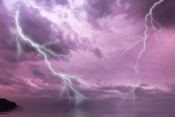Gerahmter Druck : Blitze über dem Meer mit dramatischem Himmel. Gerahmter Druck : Blitze über dem Meer mit dramatischem Himmel.