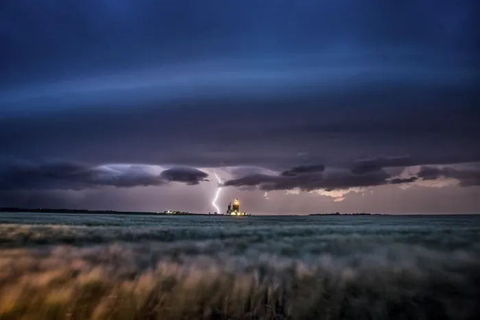 Gerahmter Druck : Blitzsturm Wolken Kanada Saskatchewan Dramatisch Sommer. Gerahmter Druck : Blitzsturm Wolken Kanada Saskatchewan Dramatisch Sommer.