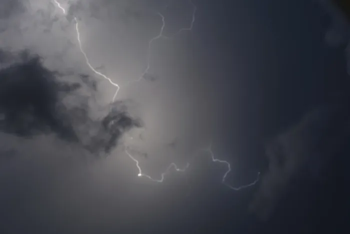 Gerahmter Druck : Blitze in einem gewalttätigen Sturm im dunklen Himmel. Gerahmter Druck : Blitze in einem gewalttätigen Sturm im dunklen Himmel.