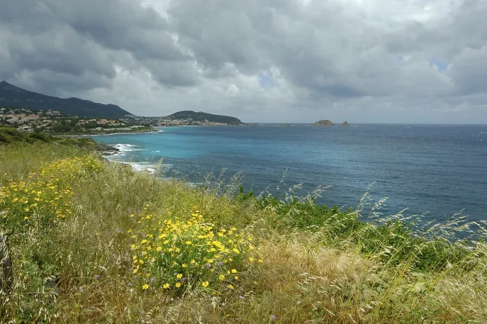 Gerahmter Druck : L'Île-Rousse mit Regenwolken. Gerahmter Druck : L'Île-Rousse mit Regenwolken.