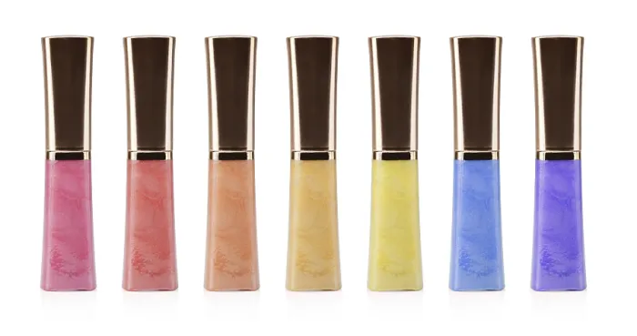 Gerahmter Druck : Lippenbalsamflasche auf weißem Hintergrund. Gerahmter Druck : Lippenbalsamflasche auf weißem Hintergrund.