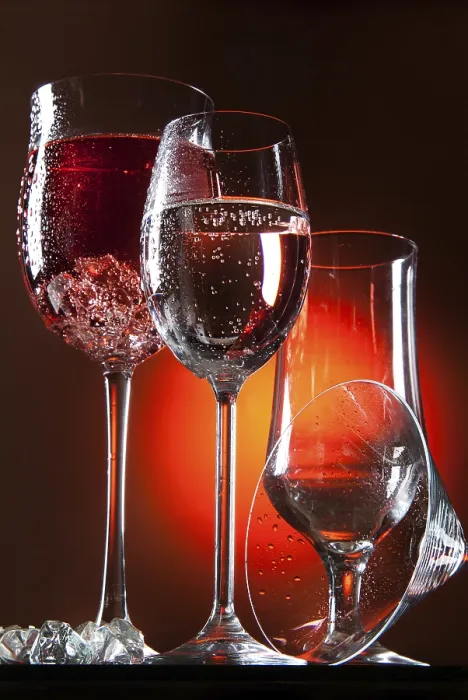 Gerahmter Druck : Flüssigkeit im Glas auf einem Studiohintergrund. Gerahmter Druck : Flüssigkeit im Glas auf einem Studiohintergrund.