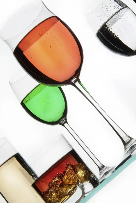 Gerahmter Druck : Flüssigkeit im Glas auf einem Studiohintergrund. Gerahmter Druck : Flüssigkeit im Glas auf einem Studiohintergrund.