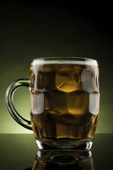 Gerahmter Druck : Glas-Mug mit Bier im Hintergrund beleuchtet mit Reflexion. Gerahmter Druck : Glas-Mug mit Bier im Hintergrund beleuchtet mit Reflexion.