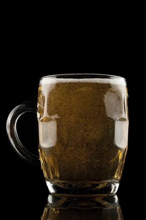 Gerahmter Druck : Glas-Mug mit Bier im Hintergrund beleuchtet mit Reflexion.