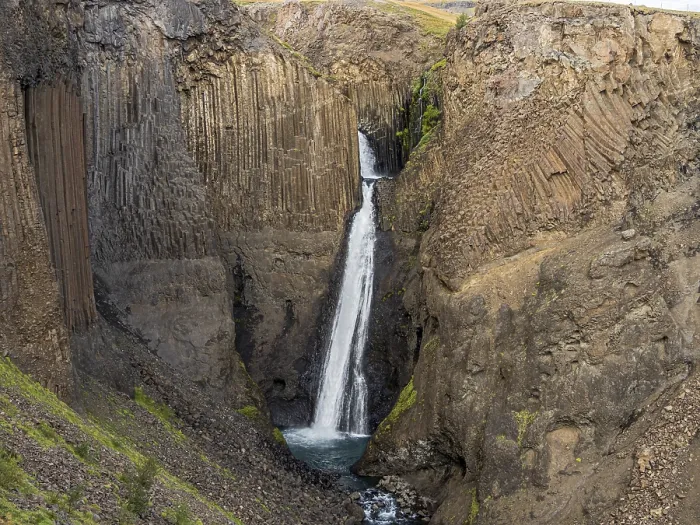 Gerahmter Druck : Litlanesfoss-Wasserfall, hexagonale Basalt-Säulen Gerahmter Druck : Litlanesfoss-Wasserfall, hexagonale Basalt-Säulen