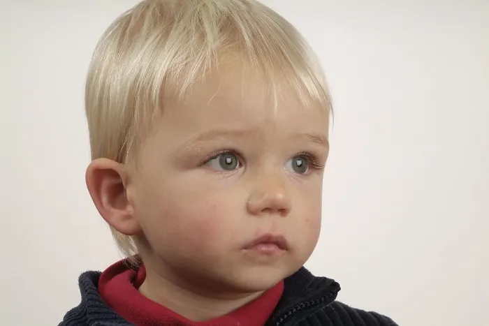 Gerahmter Druck : Kleiner Junge Gerahmter Druck : Kleiner Junge