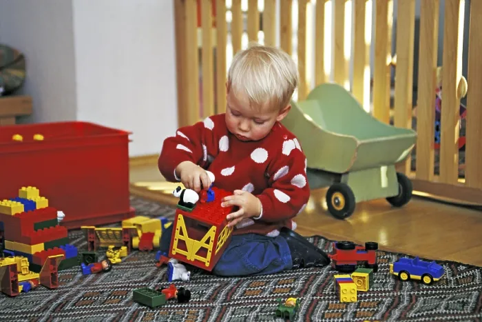 Gerahmter Druck : Kleiner Junge spielt. Gerahmter Druck : Kleiner Junge spielt.