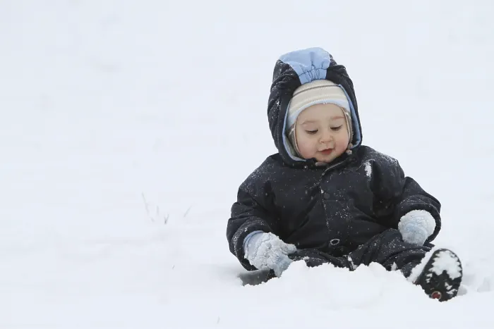Gerahmter Druck : Kleiner Junge im Schnee. Gerahmter Druck : Kleiner Junge im Schnee.