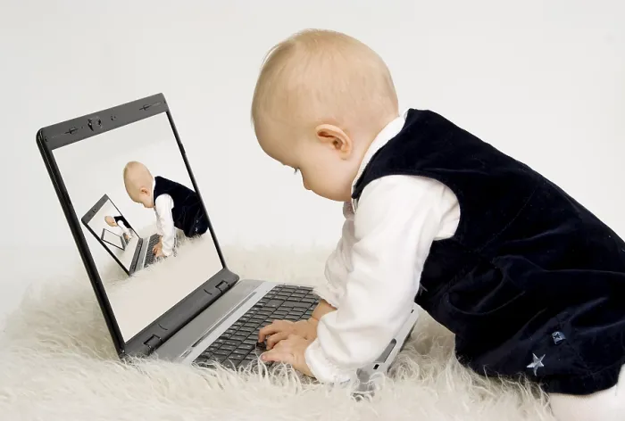 Gerahmter Druck : Kleines Kind nutzt Laptop. Gerahmter Druck : Kleines Kind nutzt Laptop.