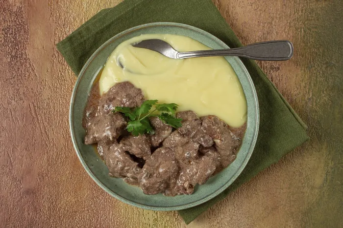 Gerahmter Druck : Leberbeef-Stroganoff mit Kartoffelpüree Gerahmter Druck : Leberbeef-Stroganoff mit Kartoffelpüree