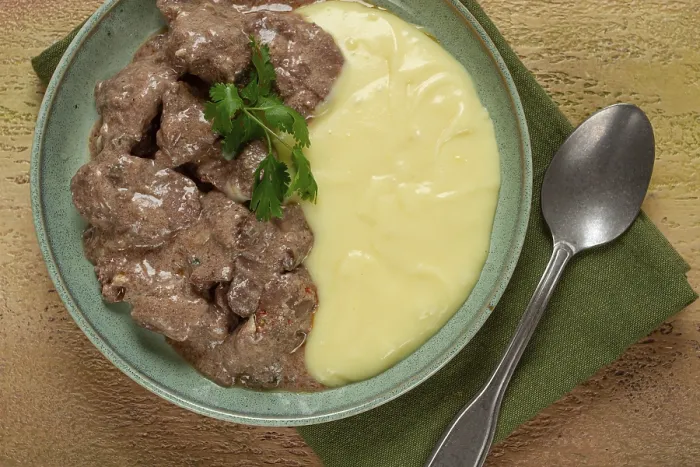 Gerahmter Druck : Leberbeef-Stroganoff mit Mashed Potatoes Gerahmter Druck : Leberbeef-Stroganoff mit Mashed Potatoes
