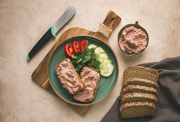 Gerahmter Druck : Leberkäse auf Schwarzbrot. Gerahmter Druck : Leberkäse auf Schwarzbrot.