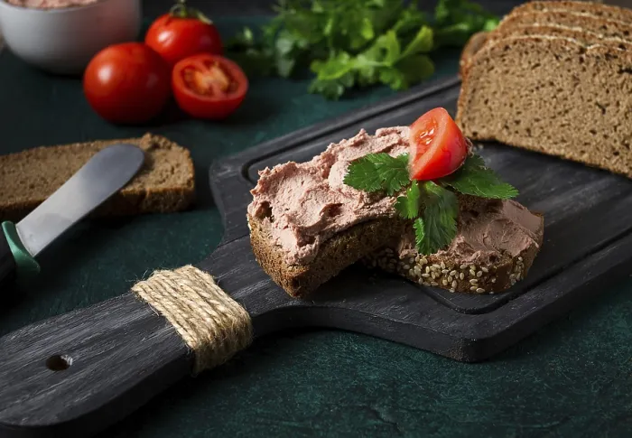 Gerahmter Druck : Leberfleischpâté auf Schwarzbrot. Gerahmter Druck : Leberfleischpâté auf Schwarzbrot.