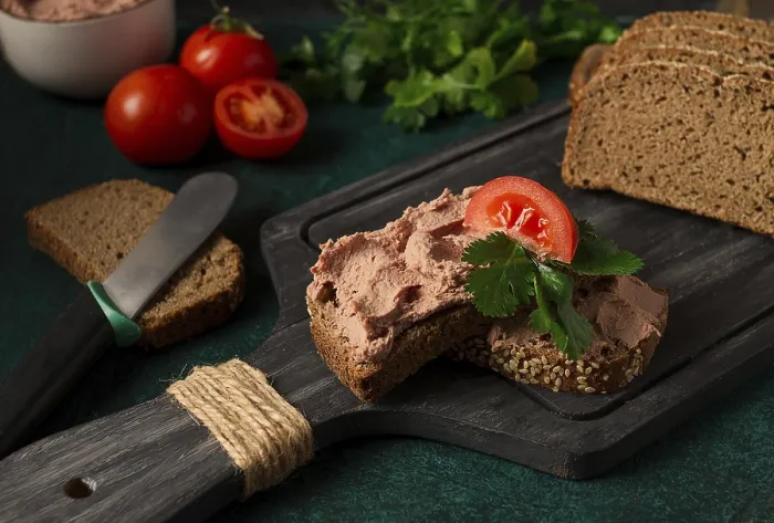 Gerahmter Druck : Leberkäse auf Schwarzbrot. Gerahmter Druck : Leberkäse auf Schwarzbrot.