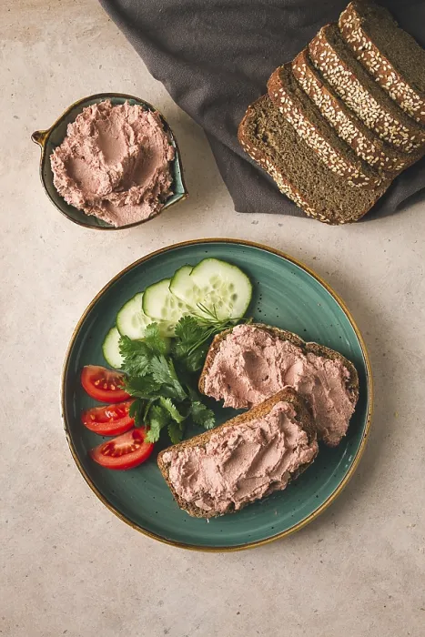 Gerahmter Druck : Leberpastete auf Schwarzbrot. Gerahmter Druck : Leberpastete auf Schwarzbrot.