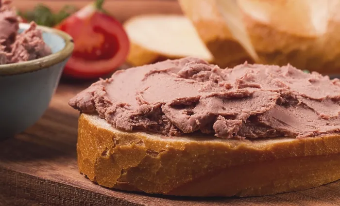 Gerahmter Druck : Leberkäsepâté auf Weißbrot. Gerahmter Druck : Leberkäsepâté auf Weißbrot.