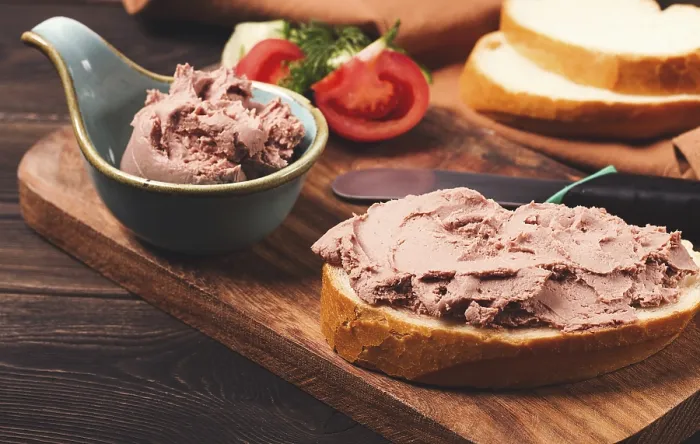 Gerahmter Druck : Leberkäse-Pâté-Spread auf weißem Brot. Gerahmter Druck : Leberkäse-Pâté-Spread auf weißem Brot.