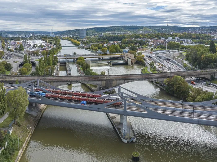 Gerahmter Druck : Belastungsprobe auf der Neckarbrücke.