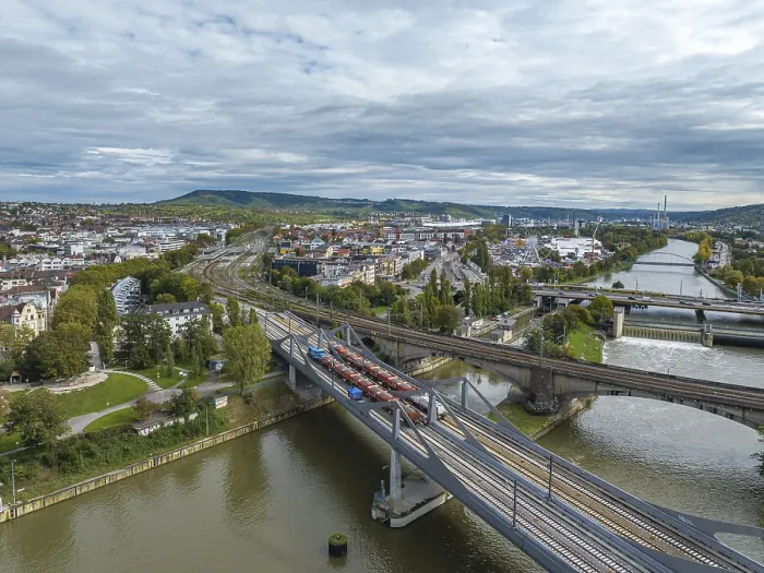Gerahmter Druck : Belastungsprobe auf der Neckarbrücke. Gerahmter Druck : Belastungsprobe auf der Neckarbrücke.