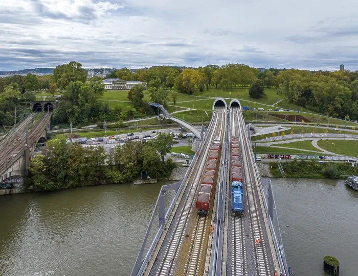 Gerahmter Druck : Belastungsprobe auf der Neckarbrücke. Gerahmter Druck : Belastungsprobe auf der Neckarbrücke.