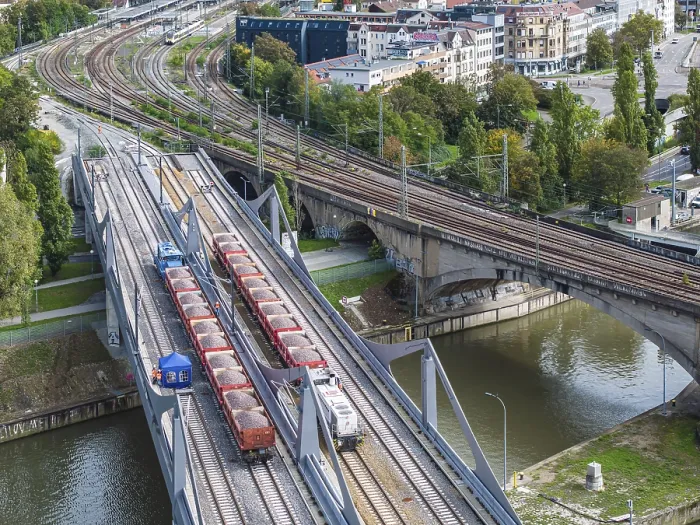 Gerahmter Druck : Belastungsprobe auf der Neckarbrücke. Gerahmter Druck : Belastungsprobe auf der Neckarbrücke.