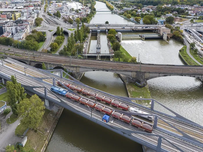 Gerahmter Druck : Belastungsprobe auf der Neckarbrücke. Gerahmter Druck : Belastungsprobe auf der Neckarbrücke.