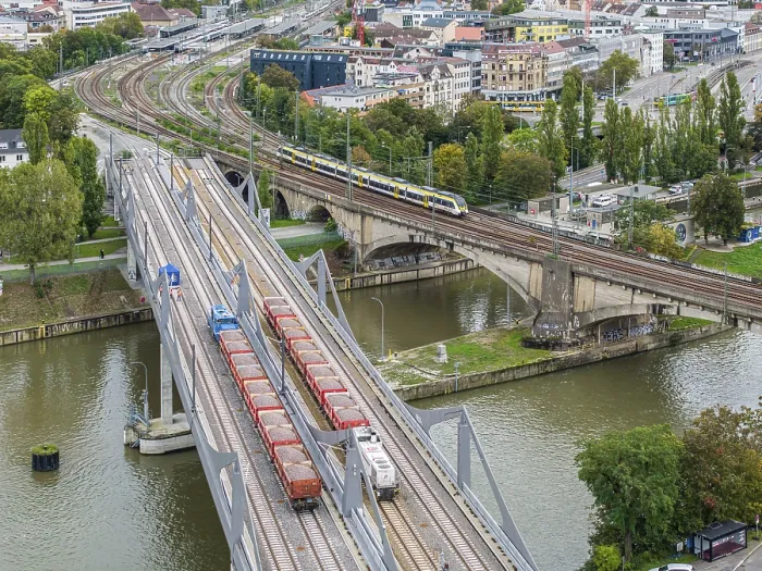 Gerahmter Druck : Ladeprüfung auf der Neckarbogenbrücke Gerahmter Druck : Ladeprüfung auf der Neckarbogenbrücke