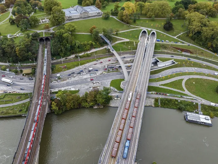 Gerahmter Druck : Belastungsprobe auf der Neckarbrücke. Gerahmter Druck : Belastungsprobe auf der Neckarbrücke.