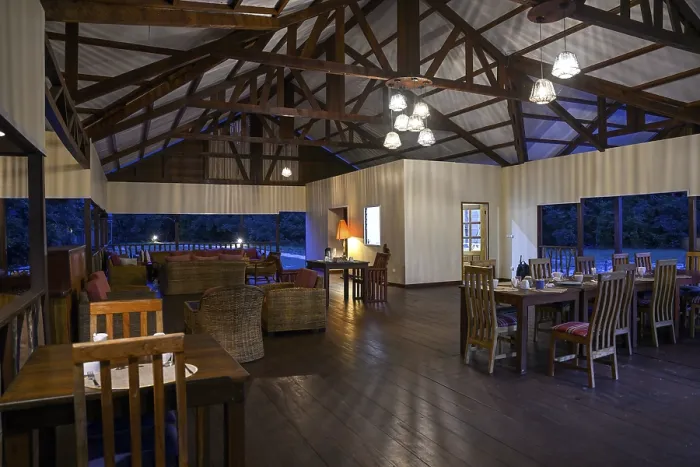 Gerahmter Druck : Loango Lodge, Hauptgebäude, Innenansicht. Gerahmter Druck : Loango Lodge, Hauptgebäude, Innenansicht.