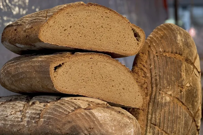 Gerahmter Druck : Brotlaibe. Warmes Brot, frisch aus dem Ofen - ein klassischer Anblick in der Küche Gerahmter Druck : Brotlaibe. Warmes Brot, frisch aus dem Ofen - ein klassischer Anblick in der Küche