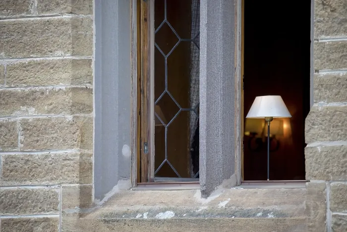 Gerahmter Druck : Einzelnes Licht in der Fenster. Gerahmter Druck : Einzelnes Licht in der Fenster.