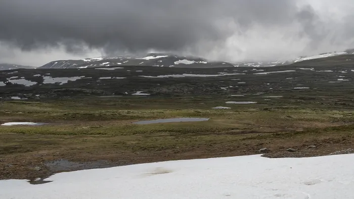 Gerahmter Druck : Ein einsames Plateau mit Schneefeldern. Gerahmter Druck : Ein einsames Plateau mit Schneefeldern.