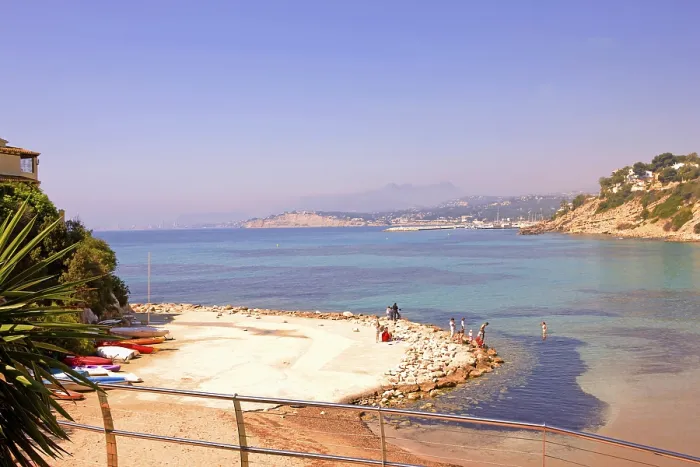 Gerahmter Druck : Einsam, schneckenhäkchiger Strand, Moraira. Gerahmter Druck : Einsam, schneckenhäkchiger Strand, Moraira.