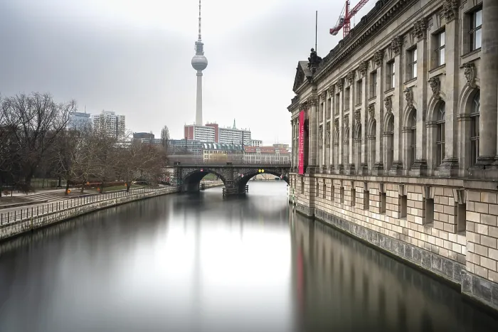 Gerahmter Druck : Langzeitbelichtung der Spree am Bode-Museum. Gerahmter Druck : Langzeitbelichtung der Spree am Bode-Museum.
