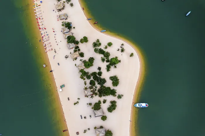 Gerahmter Druck : Langer sandiger Strand in Alter do Chao entlang des Amazonas. Gerahmter Druck : Langer sandiger Strand in Alter do Chao entlang des Amazonas.