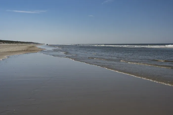 Gerahmter Druck : Langer sandiger Strand mit wechselnden Wellen. Gerahmter Druck : Langer sandiger Strand mit wechselnden Wellen.