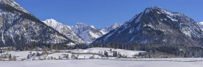 Gerahmter Druck : Lorettowiesen, Oberstdorf, hinter dem Oytal mit Schochen. Gerahmter Druck : Lorettowiesen, Oberstdorf, hinter dem Oytal mit Schochen.