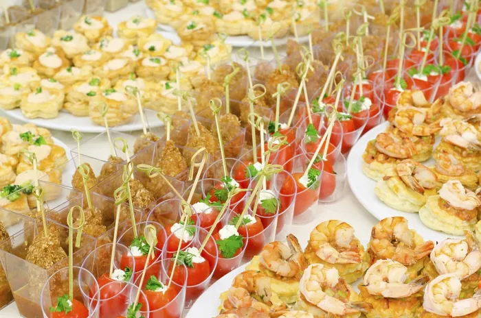 Gerahmter Druck : Viele kalte Snacks auf dem Buffet, Catering. Gerahmter Druck : Viele kalte Snacks auf dem Buffet, Catering.